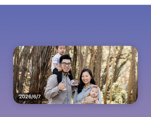 ホーム画面の写真ウィジェット。家族の写真の左下に 2026/6/7 と撮影日が出ている
